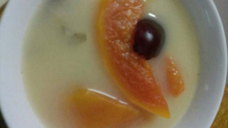 木瓜红枣鲫鱼汤,盛碗