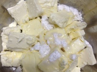 蓝莓冻芝士,奶酪奶酪切成小块，加糖粉，放在室内使其软化。