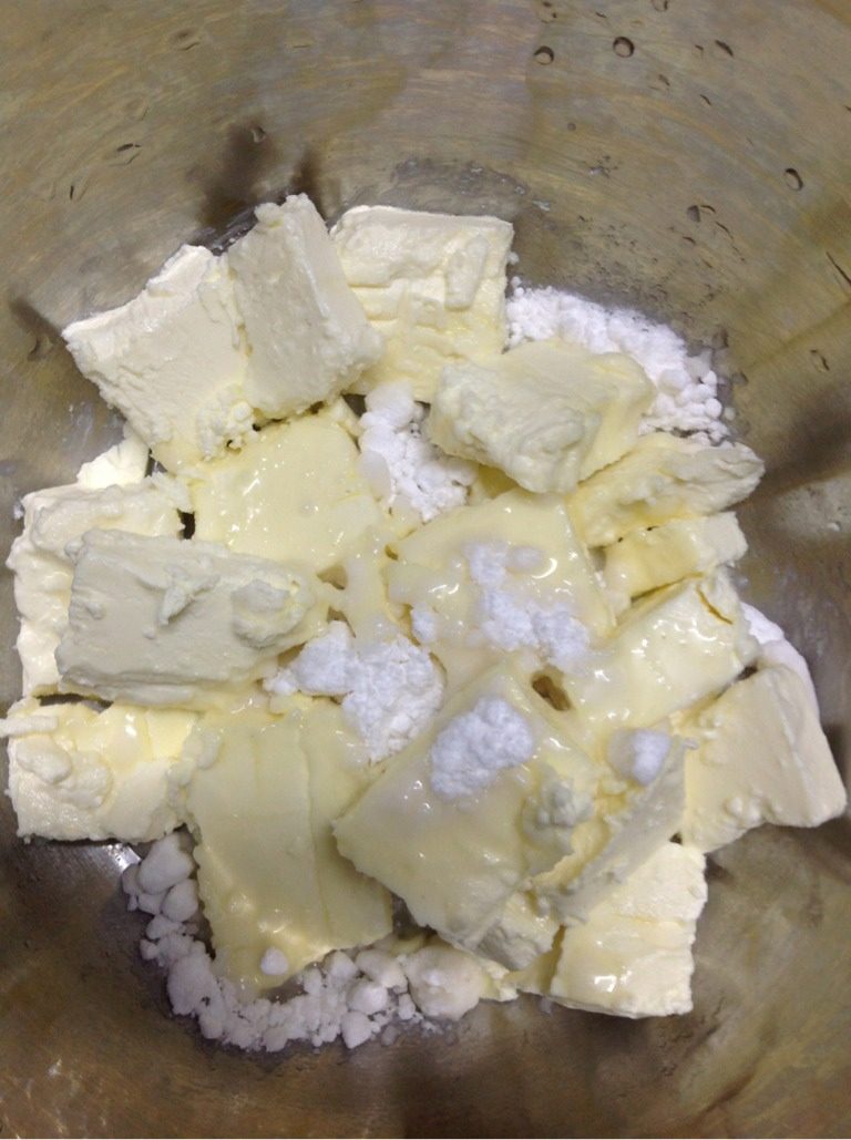蓝莓冻芝士,奶酪奶酪切成小块，加糖粉，放在室内使其软化。