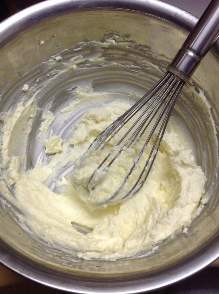 蓝莓冻芝士,用打蛋器将奶油奶酪搅拌至无颗粒，加入柠檬汁。