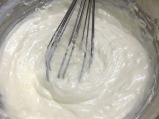 蓝莓冻芝士,奶酪糊中加入浓稠酸奶搅拌均匀。