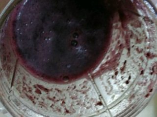 蓝莓冻芝士,蓝莓加柠檬汁放入料理机打成蓝莓酱。
