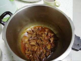 牛肉刀削面,再加入足量的水，放入五香八角，放入压力锅焖五十分钟左右，至牛腩变得软烂。