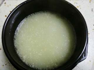 牛肉刀削面,汤碗中倒入熬好的骨头汤底，调入适量盐味。