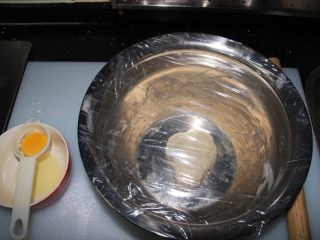 芝士榴莲披萨,盖上保鲜膜待45~60分钟发酵，同时用分蛋器分离出蛋黄。