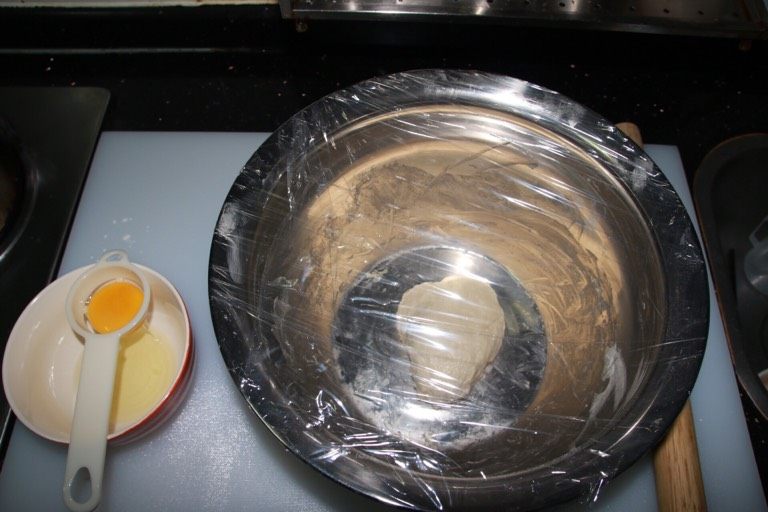 芝士榴莲披萨,盖上保鲜膜待45~60分钟发酵，同时用分蛋器分离出蛋黄。