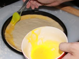 芝士榴莲披萨,边缘涂上全蛋黄，烤出来就是金黄色的边。