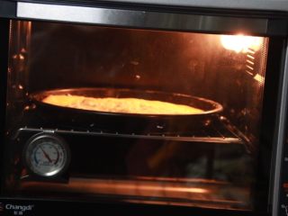 芝士榴莲披萨,放进烤箱，上下220℃烤12分钟。