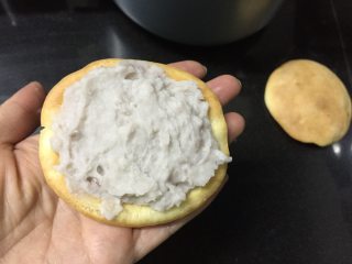 紫芋绵绵包,在一片饼皮上抹上芋泥，再扣上另一片即可。