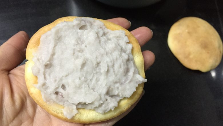 紫芋绵绵包,在一片饼皮上抹上芋泥，再扣上另一片即可。