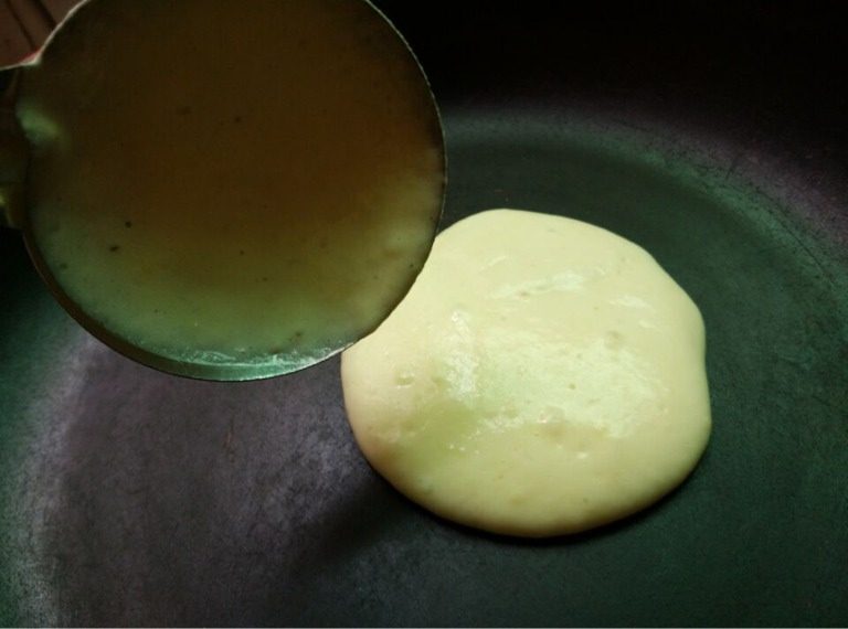 紫芋绵绵包,如图平底锅烧热不放油，倒入一勺面糊