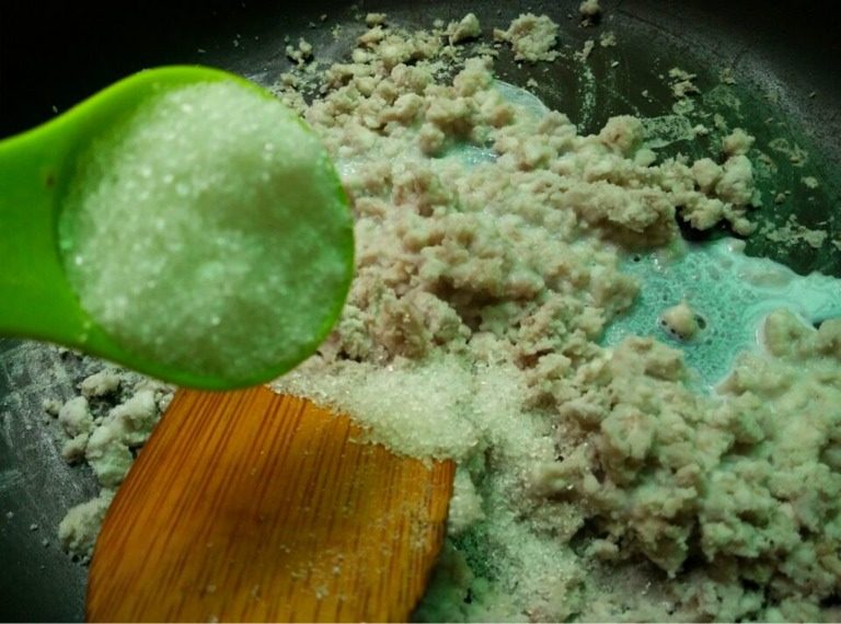 紫芋绵绵包,如图香芋去皮蒸熟用勺子压碎，放入锅里加入适量牛奶和10克糖（牛奶忘了称，觉得香芋干就加牛奶不要太湿就行了，自己把握哈）