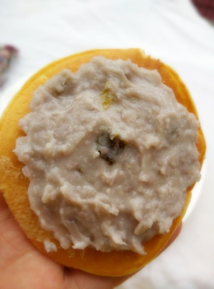紫芋绵绵包,如图取一面饼均匀涂上香芋泥馅儿