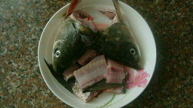 麻辣水煮鱼,切片后，把鱼肉和鱼骨分开
