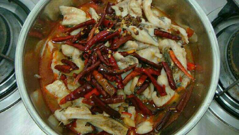 麻辣水煮鱼,把刚才的那一半花椒跟干辣椒铺在上面
