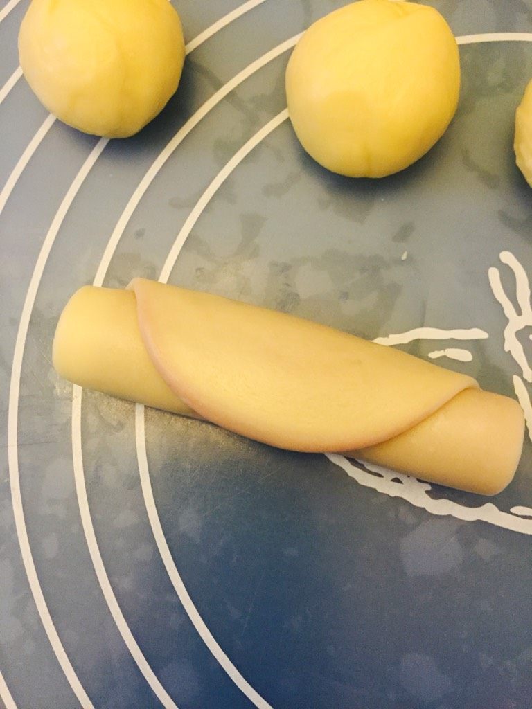 椰蓉开口酥,然后由下致上圈起。