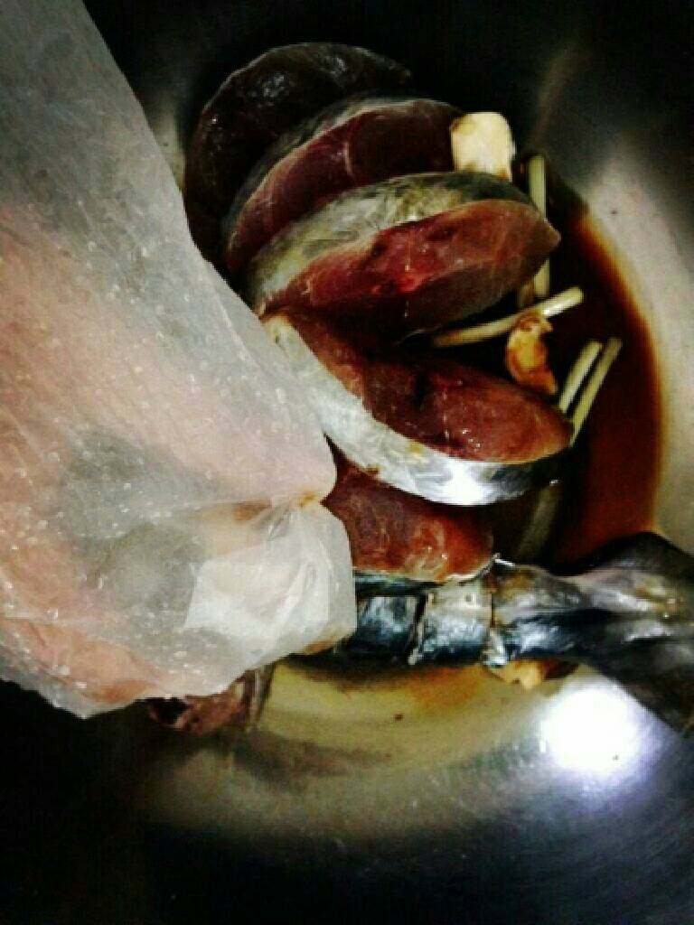 香煎马鲛鱼,用手抹均匀。
