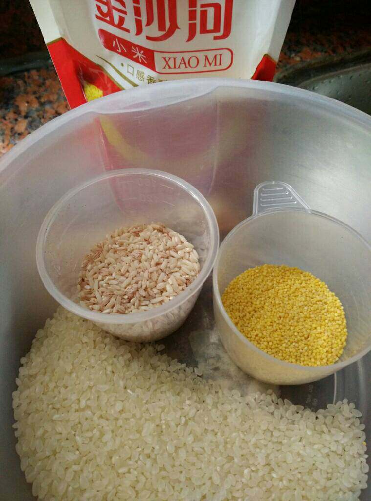 猪骨杂粮粥,3种米搭配好淘洗干净备用