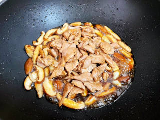 香菇肉片煲,翻炒炒匀后加入猪肉