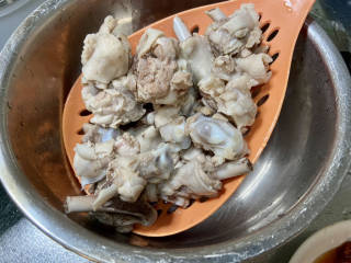 香菇烧鸭肉➕香菇山药烧鸭肉,煮开后再煮两分钟，捞出，温水洗干净血沫，沥水备用