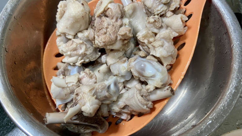 香菇烧鸭肉➕香菇山药烧鸭肉,煮开后再煮两分钟，捞出，温水洗干净血沫，沥水备用