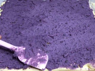 紫薯蛋糕卷,再均匀的涂抹上紫薯泥