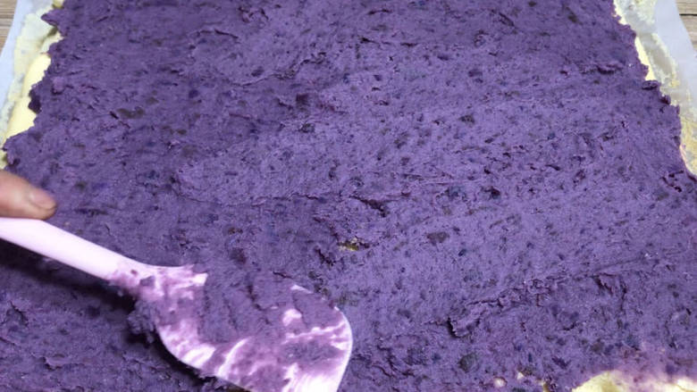 紫薯蛋糕卷,再均匀的涂抹上紫薯泥