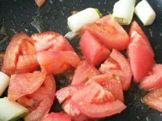 番茄鱼片,锅中放油，煸香大葱，再放入番茄炒出红汤。