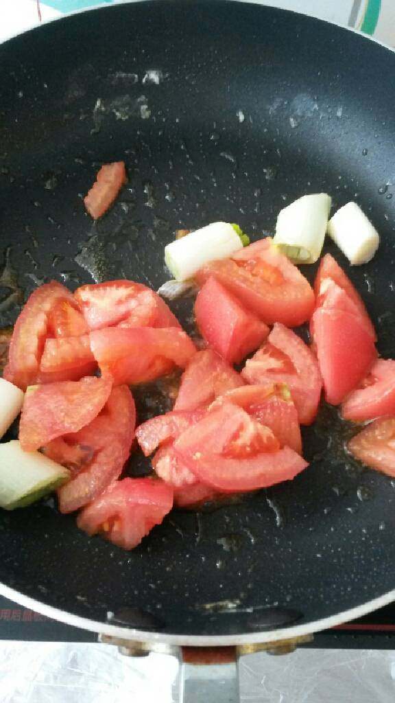 番茄鱼片,锅中放油，煸香大葱，再放入番茄炒出红汤。