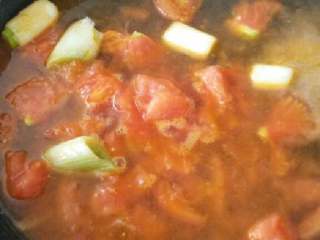 番茄鱼片,加入适量水，料酒，盐，鸡精，煮沸。