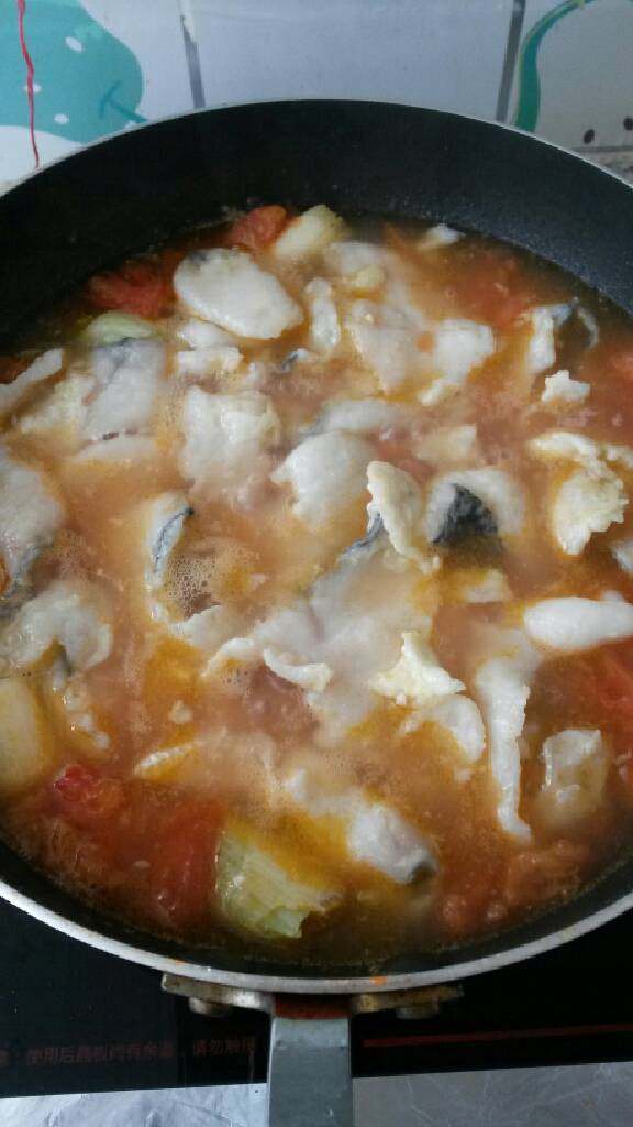 番茄鱼片,接着放入鱼片，煮大约十分钟。放入少许水淀粉，出锅。