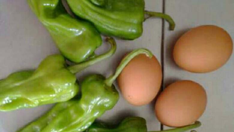 辣椒炒鸡蛋,.准备的食材鸡蛋青椒，油，盐，鸡精，香葱。
