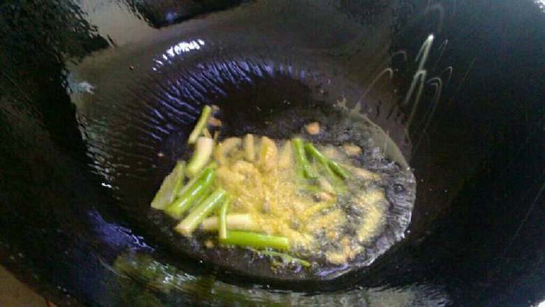 爆炒猪心,锅里倒入适量的油，待油烧热后把姜和葱头煸香

