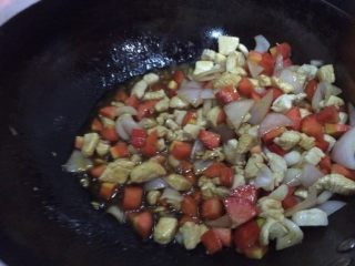 咖喱鸡肉饭,如图继续加入胡萝卜和土豆热后加酱油翻炒均匀