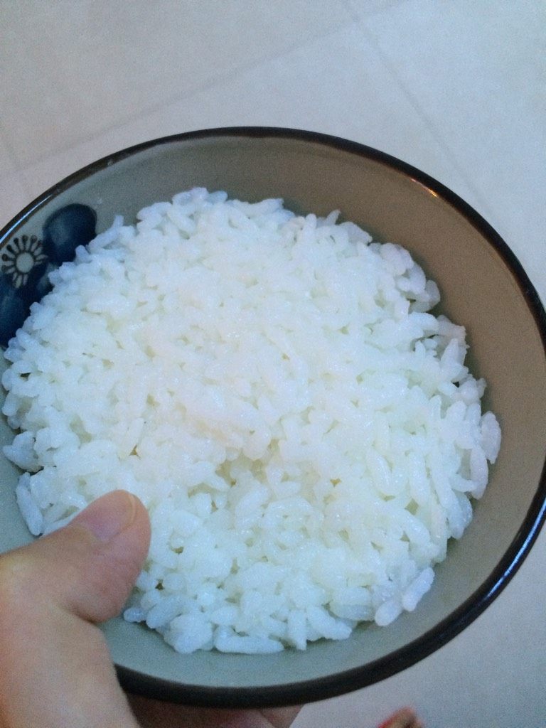 咖喱鸡肉饭,如图米饭用碗装好成型