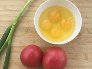 西红柿炒鸡蛋,材料：四个鸡蛋，二个西红柿，一根葱（按个人食量搭配）
