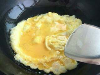 西红柿炒鸡蛋,锅里下油，放鸡蛋

