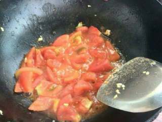 西红柿炒鸡蛋,可以稍微炒西红柿一会一分钟左右，也不要太久，不然把西红柿炒化了。炒出一点汤汁就可以了