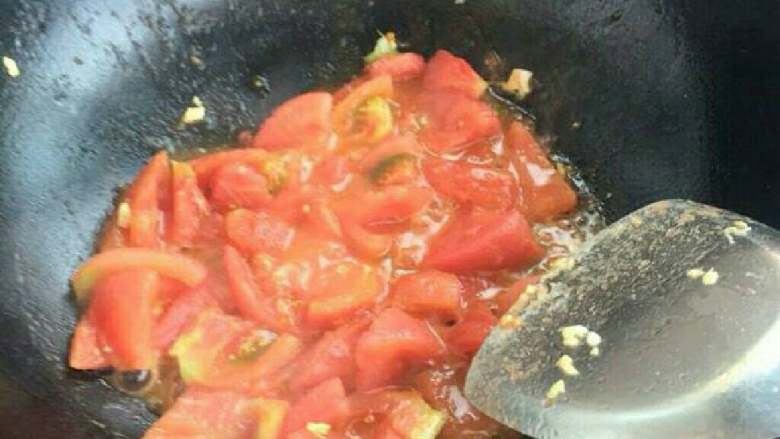 西红柿炒鸡蛋,可以稍微炒西红柿一会一分钟左右，也不要太久，不然把西红柿炒化了。炒出一点汤汁就可以了