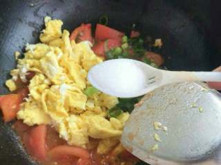 西红柿炒鸡蛋,把鸡蛋，葱花加进去。然后加点盐
