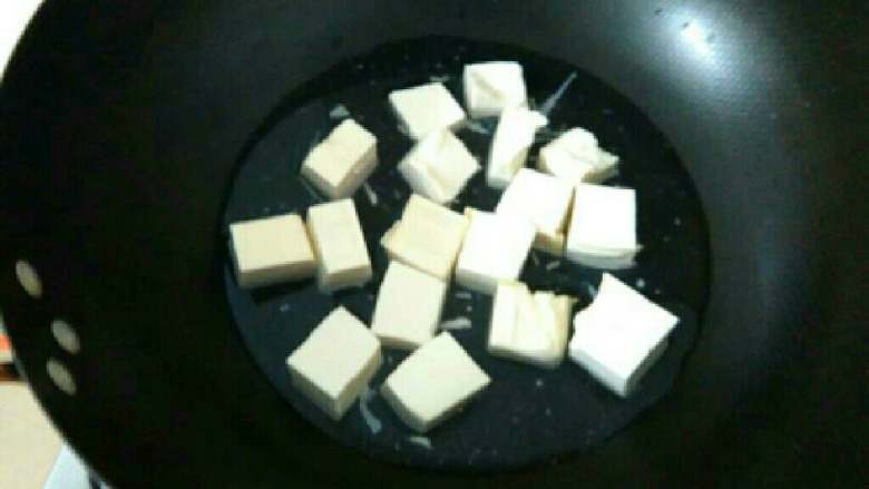 红烧豆腐,豆腐要过一遍热水，这样等下炒出来的时候不易碎掉！
