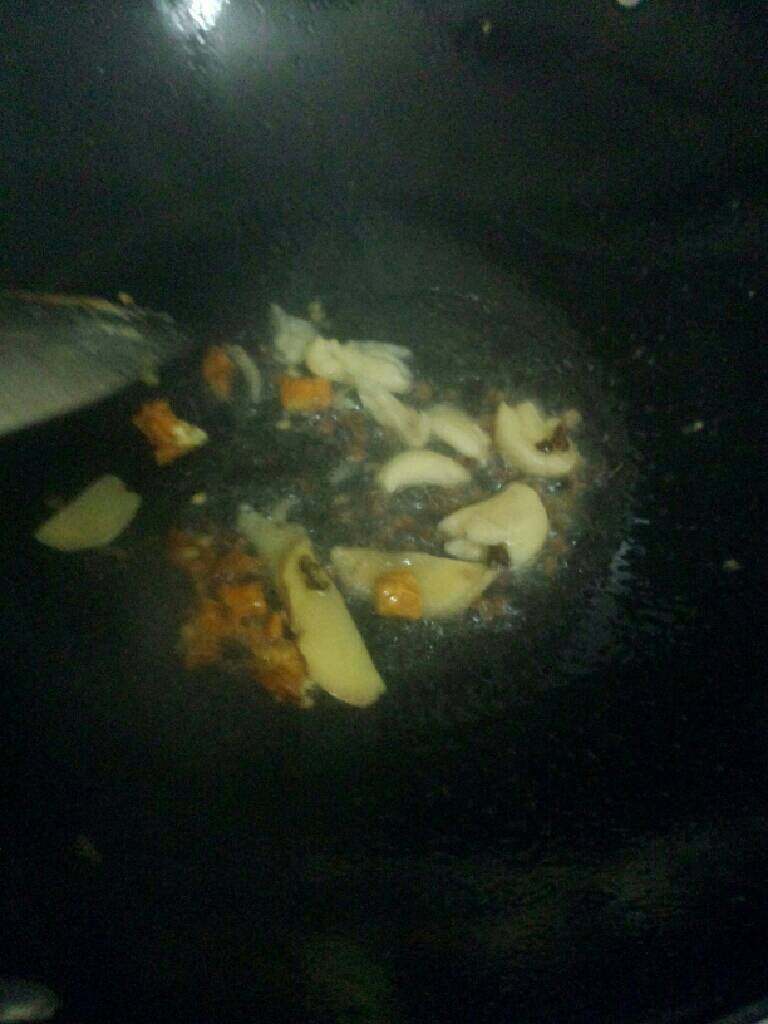 山寨版冒菜,锅加油烧热，放入干椒，花椒，蒜，姜炒香
