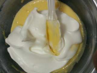 芒果酱蛋糕卷,在弄三分之一打好的蛋清往蛋黄中上下拌均匀