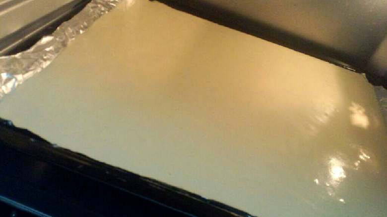 芒果酱蛋糕卷,放入烤箱上下火，170度烤20分钟