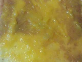 芒果酱蛋糕卷,在抹上适量的芒果酱
