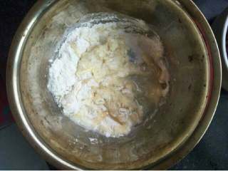 红豆酥,将分类为水油皮的材料混合倒入一个盆子里。

