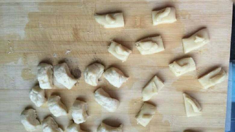红豆酥,将揉好的水油皮面团和油酥面团放到案板上，均匀的分成适量的份数。
