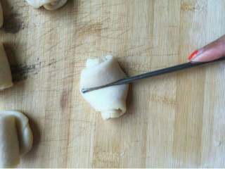 红豆酥,拿出一个筷子，在中间压一条线。
