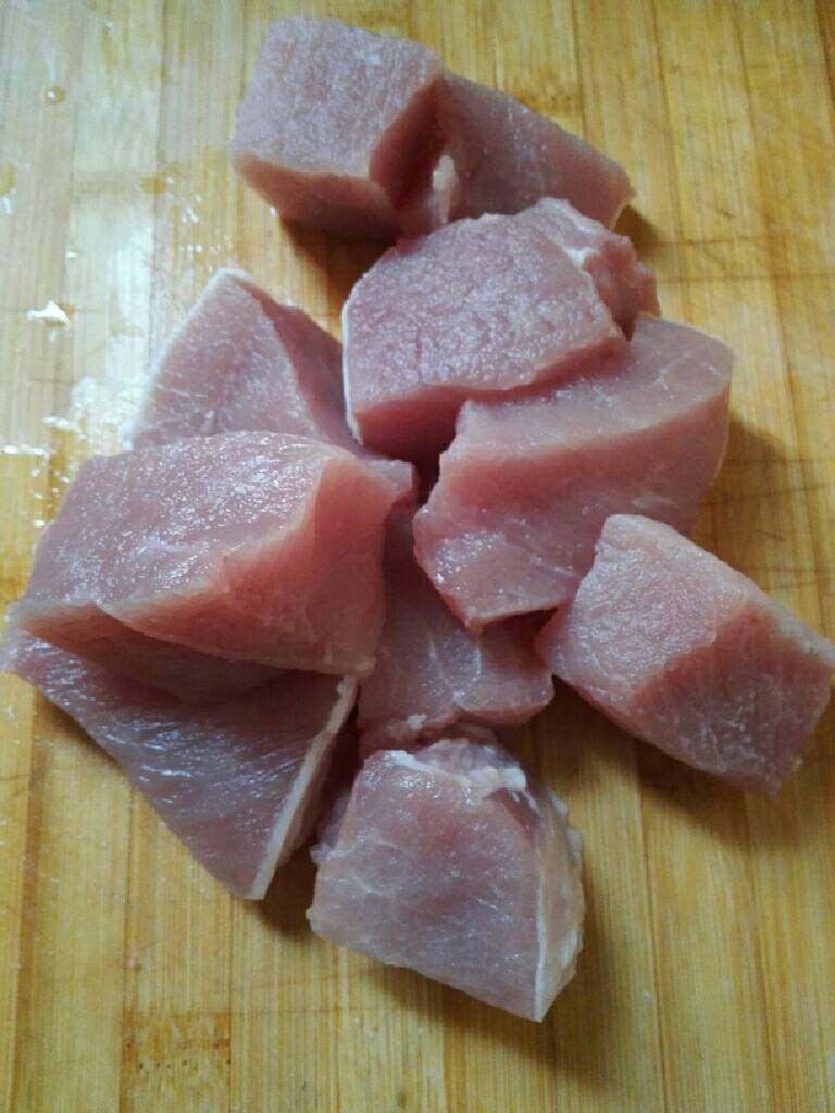 猪肉松,猪肉洗净，切小块。