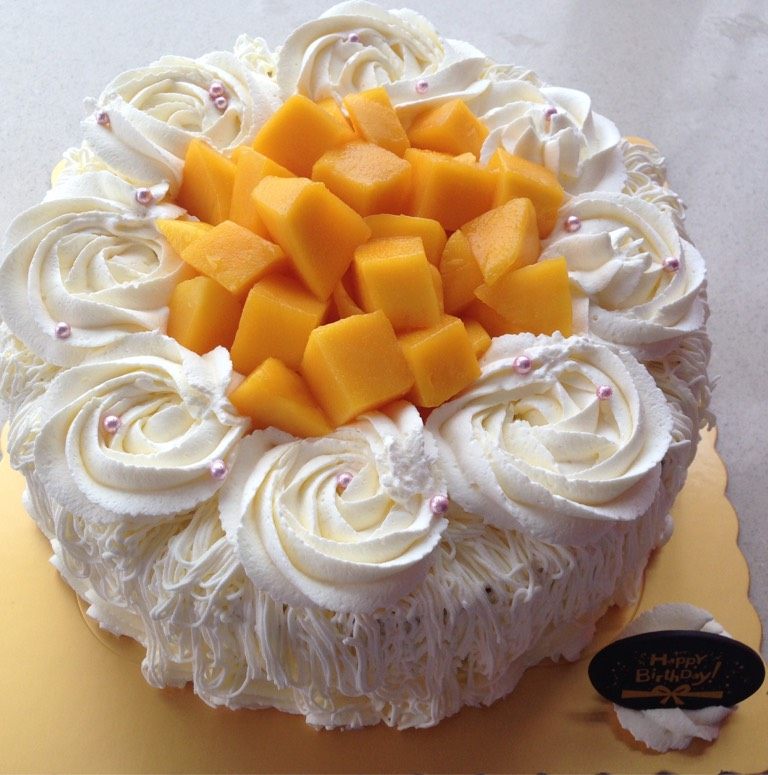 鲜果淡奶油蛋糕,如果有彩珠糖可以适当装饰。